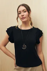 Top negro de punto con mangas cortas con volados.