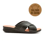 Sandalia casual de cuero color rosa nude, con plataforma baja y tiras cruzadas con detalle dorado.