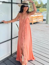 Vestido largo color salmón con escote en V, breteles finos y bordados con lentejuelas en el frente.