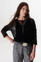 Sweater beige de tejido de punto calado, con mangas largas y cuello redondo. Confeccionado en viscosa y poliéster.