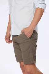 Bermuda color beige, de corte clásico, confeccionada en algodón y spandex.
