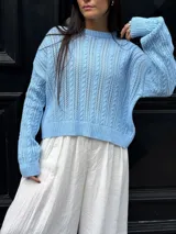 Sweater tejido de punto color rosa con diseño de ochos.