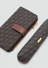 Billetera marrón con estampado de logos y cierre de botón a presión.