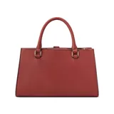 Cartera Guess modelo Delvin Chica, color rojo, con doble asa corta, correa larga extraíble y cierre superior con cremallera. Incluye herrajes dorados y colgante con el logo de la marca.