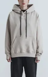 Hoodie color beige de frisa premium, con capucha gigante ajustable y puños elastizados.
