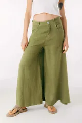 Pantalón marrón de lino, corte palazzo y tiro alto.