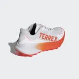 Championes de trail running Adidas Terrex Agravic 3, color blanco con detalles en naranja y gris.
