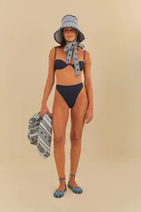 Conjunto de bikini azul marino con textura de cocotero. El corpiño es de media copa con tirantes finos ajustables y cierre en la espalda. La bombacha es de corte clásico.