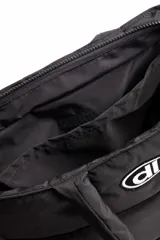 Bolso negro tipo tote bag, acolchado con diseño de cuadrados. Tiene doble asa de hombro y logo estampado en blanco.