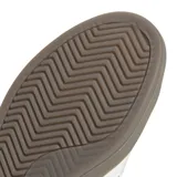 Championes Adidas Advantage 2.0 blancos con detalles en negro y rojo, con diseño de cuero sintético perforado en los laterales, forro interior con estampado animal print y suela de goma color caramelo.