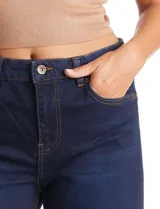 Jean wide leg azul oscuro de tiro alto, con pierna ancha y ruedo con tajo lateral. Presenta pretina con pasadores, botón y cierre, y bolsillos delanteros y traseros.