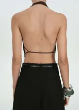 Top marrón con escote drapeado, cuello halter y espalda descubierta.