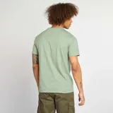 Remera verde de algodón con cuello redondo y mangas cortas.
