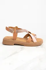 Sandalias bajas Lemon Jelly color marrón claro con tiras cruzadas en cuero color beige y rosa.