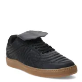Zapatillas deportivas acordonadas negras con diseño de pespuntes y suela marrón.