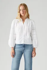 Camisa blanca de mangas largas con detalles de encaje en el frente y en las mangas.