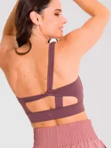Top deportivo negro de un hombro con tirantes triples elásticados en la espalda, almohadillas removibles y calce regular.