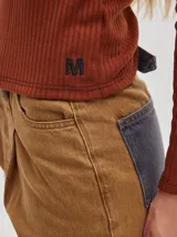 Remera gris de tejido acanalado, cuello redondo y corte crop.