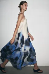 Vestido midi de tirantes finos ajustables, confeccionado en ramio color blanco con estampado abstracto en tonos azules.