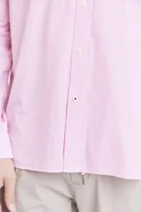 Camisa blanca de manga larga con cuello abotonado.