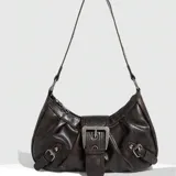 Cartera de diseño en cuero marrón con un cierre a presión y detalles en hebillas.