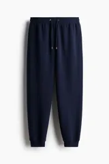 Pantalón de jogging azul marino de felpa liviana con interior cepillado suave, corte regular, cintura elástica con cordón, bolsillos laterales y puños acanalados.