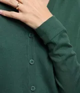 Cardigan blanco de viscosa con cuello en V, cierre frontal de botones y mangas largas.