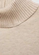 Top color beige de tejido de punto con cuello alto y sin mangas.