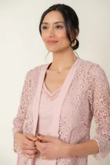 Vestido rosa con detalle de bordado en el cuello, acompañado de una túnica de encaje del mismo tono.
