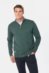 Sweater color beige de tejido de punto con cuello alto y cierre parcial con cremallera.