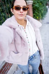 Camisa blanca de algodón con bordados de flores rosas en cuello, frente y puños, corte clásico y cierre con botones.