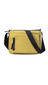 Bandolera color beige de nylon, con correa larga negra regulable. Tiene un bolsillo delantero con tapa, dos bolsillos internos (uno con cierre) y un bolsillo trasero.
