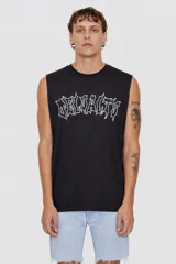Musculosa negra sin mangas, con cuello redondo y un estampado frontal en blanco con tipografía estilo heavy metal o gótica que dice "DELVASTO".