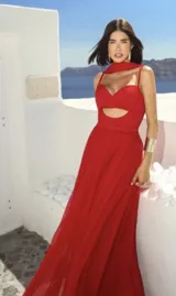 Vestido largo de tul color rojo con corpiño estructurado, escote corazón y cut-out en el abdomen.