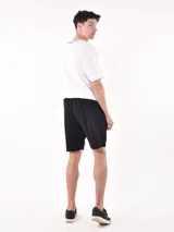 Bermuda deportiva azul marino con cintura elástica ajustable con cordón.