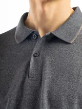 Remera polo verde con cuello y mangas con borde blanco, confeccionada en algodón.