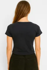 Remera de manga corta color verde oliva, de algodón, corte al cuerpo y escote en V.