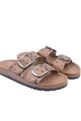 Sandalias negras con doble tira, hebillas plateadas y tachas decorativas. Suela con plataforma baja color suela.