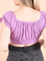 Crop top color verde con escote redondo, mangas cortas abullonadas y fruncido en el busto.