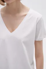 Remera negra de algodón con escote en V y mangas cortas.