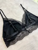 Conjunto de lencería negro de 3 piezas: bralette de lycra y encaje, bombi de lycra y hipster de encaje de tiro alto.