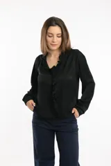 Blusa azul marino de manga larga en tela tipo seda, con escote en V con volado en todo el escote.