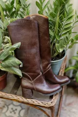 Botas de cuero negras con caña alta y taco cuadrado forrado en cuero.