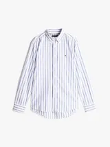 Camisa de popelín de puro algodón a rayas verticales blancas y celestes con logo de Tommy Hilfiger bordado en el pecho. Cuenta con cuello abotonado, mangas largas con puños abotonados y corte regular.