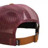 Gorra marrón con visera plana, estructurada y profunda. Parte trasera de mesh color borgoña.