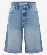 Bermuda femenina de jeans, modelo jorts, con trabillas en la cintura y bolsillos.