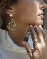 Anillo dorado con diseño abstracto con aberturas.