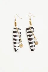 Par de aros colgantes con pasante dorado y dije con forma de cuerno con estampado de cebra.