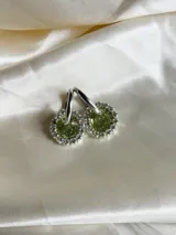 Aritos mini de resina verde con strass plateado y arito de acero quirúrgico.