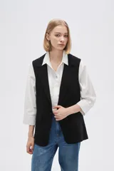 Chaleco negro con solapas y sin mangas.